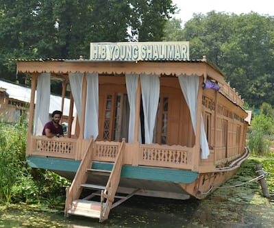 https://imgcld.yatra.com/ytimages/image/upload/t_hotel_yatra_city_desktop/v1440587290/Domestic Hotels/Hotels_Srinagar/Young Shalimar Houseboat/DSC_0080.jpg